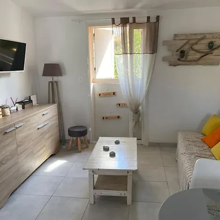Petite Maison A 300 M De La *